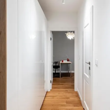 Shortstaypoland Bartycka 아파트